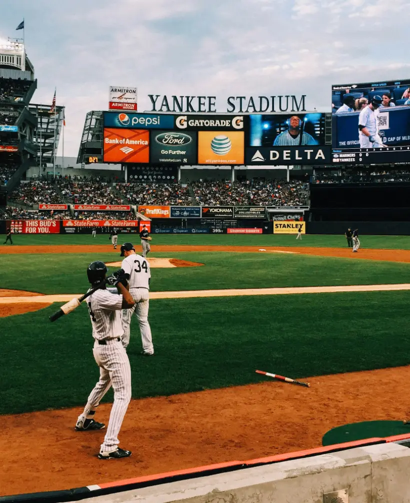 Honkbalwedstrijd in Yankee Stadium in New York met spelers op het veld
