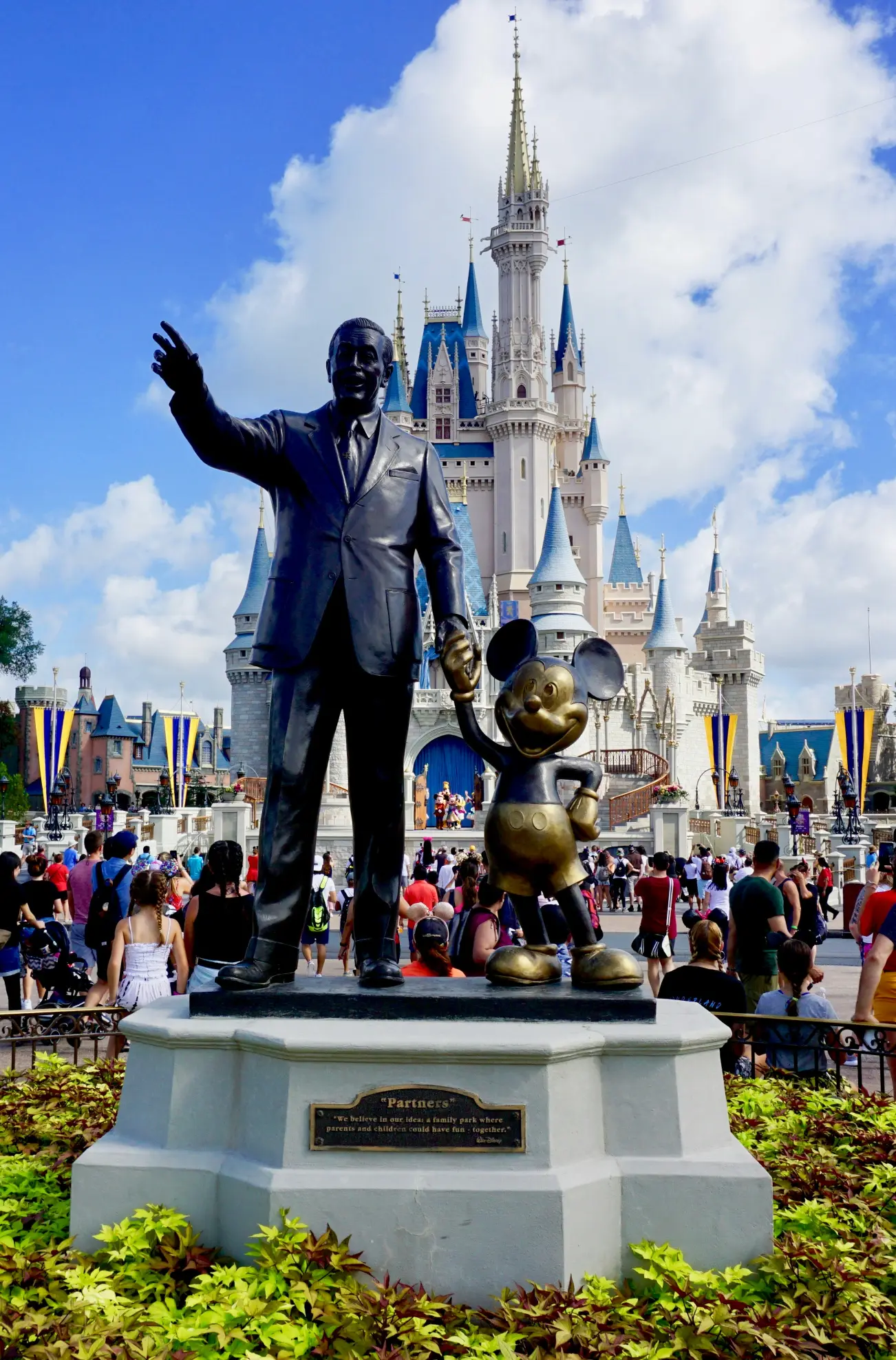 Standbeeld van Walt Disney en Mickey Mouse voor het kasteel in Magic Kingdom