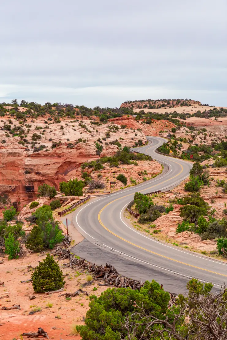 Kronkelende weg door een rotsachtig woestijnlandschap in Utah