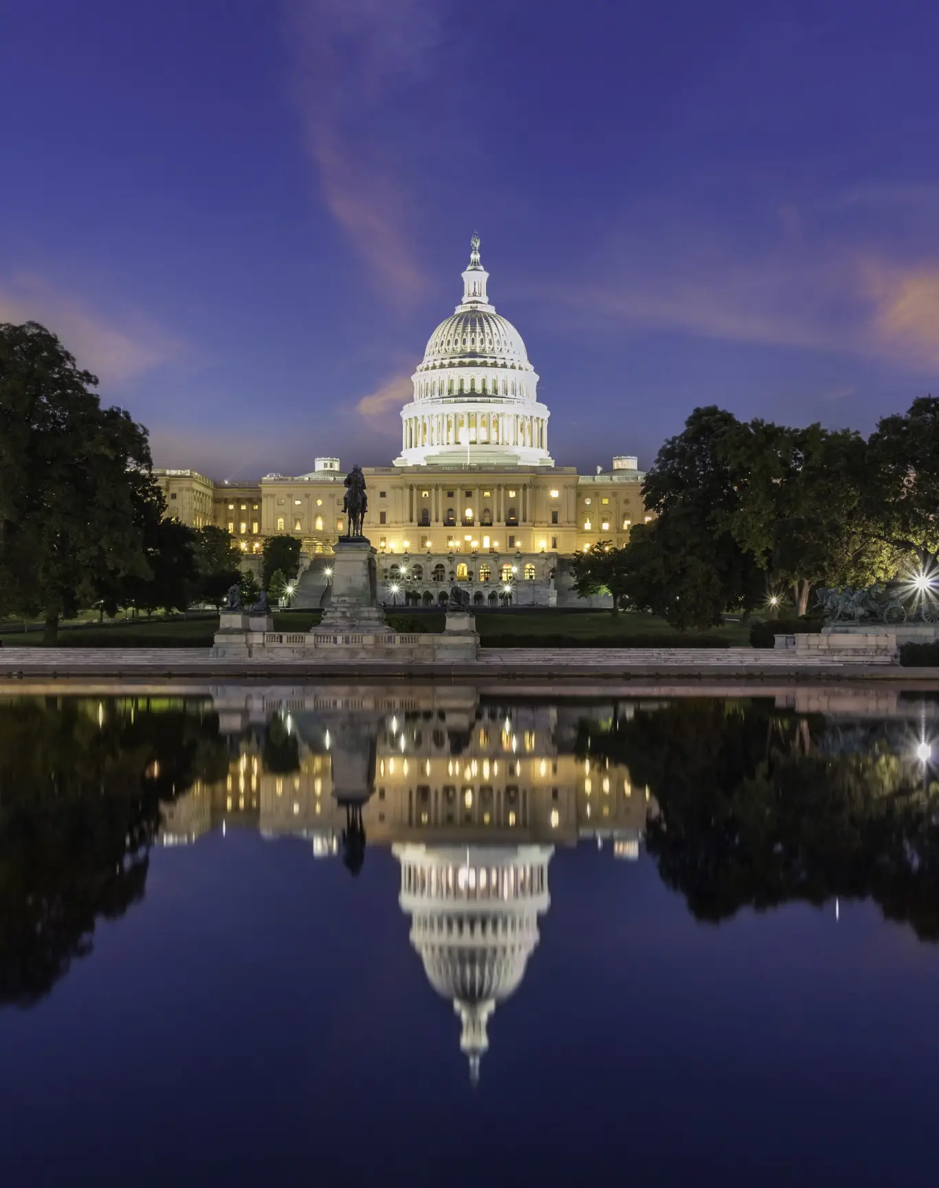 Het Capitool in Washington D.C. bij avondlicht met weerspiegeling in het water